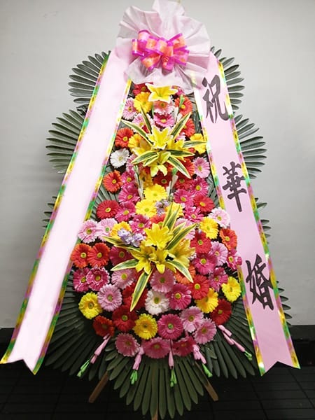 대학 동기 모임에서 축하하는 마음을 담은 화환